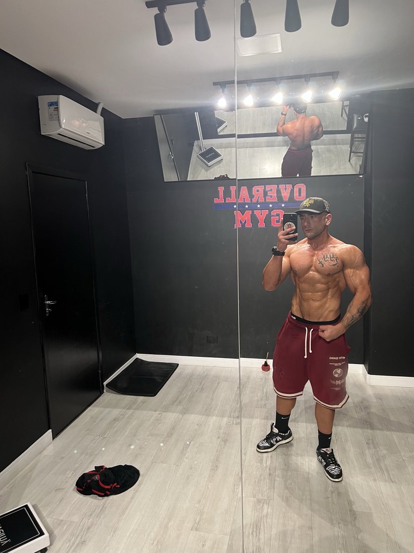 Guilherme em 2022, foto no espelho da academia